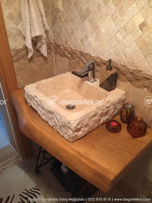 BANYO İÇİN RUSTİK TASARIM - TRAVERTEN LAVABO VE 10x10 ESKİTME DUVAR KAPLAMA